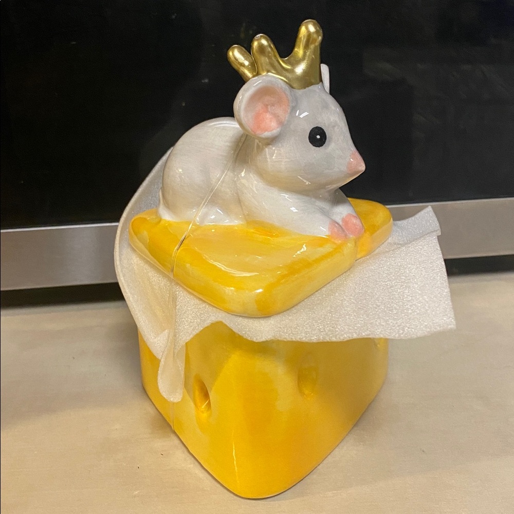 Cheese-Themed Mouse Trinket Box with Gold Crown NWTs - Picture 5 of 12